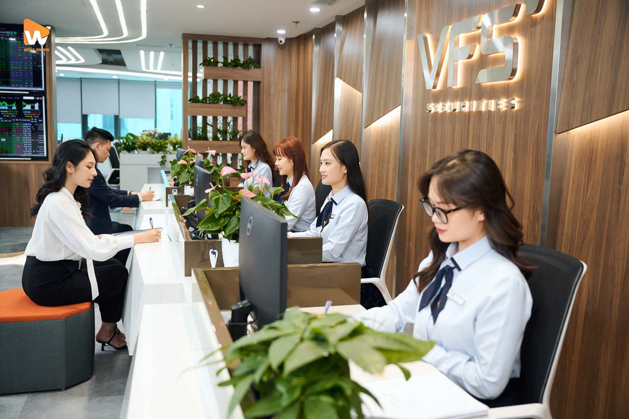 Toàn cảnh quầy khách hàng VFS Securities trong bộ ảnh profile doanh nghiệp